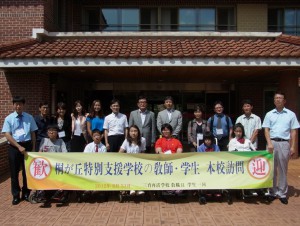 記念撮影(三育再活学校玄関前)