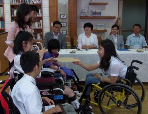 歓迎セレモニーで色紙を渡す高2生徒代表(左中央)