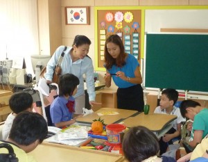 ゲームのルールを説明する小6児童代表(左から3人目)