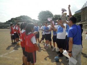 勝利を喜んでいる様子