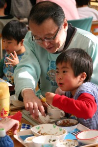 幼児と給食をとる中川文部科学大臣