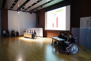 附属桐が丘特別支援学校小学部5年生（井上さん、斉藤君、沢登君、松浦さん）と6年生（市川君、稲福君、内田さん、松井さん、松本君、吉川さん）による演技「ＫＢＳニュース」の一場面（春期研修会）