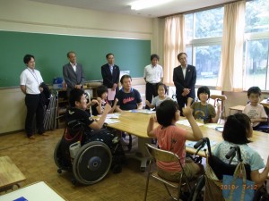 外国語活動の授業を視察する森口次官