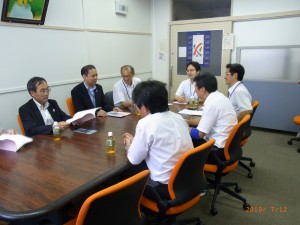 桐ヶ丘特別支援学校から説明を受ける森口次官