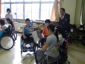音楽の授業を視察する森口次官