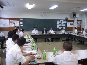 PTA会長から要望を受ける山田学長（中央）