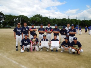 優勝カップもっての集合写真 優勝カップもっての集合写真