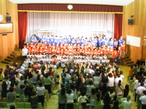 ショーの最後で総立ちの観客 ショーの最後で総立ちの観客