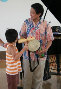 打楽器を叩いて演奏に参加する子ども 打楽器を叩いて演奏に参加する子ども