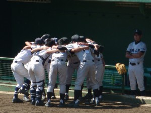 円陣を組んで試合に臨む