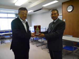 インドネシアより記念品をいただく