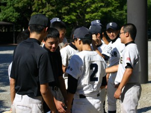 チームメイトと握手(試合終了後)