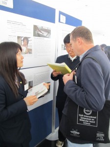 Ag-ESDポスターセッションで自分のポスターを参加者に説明する本校生徒