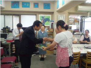 革製品を手渡される永田学長