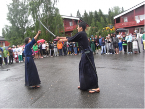 ミニエキスポで剣道の「型」を紹介。注目を集めた。