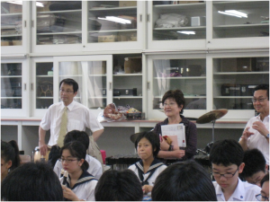 中学の音楽の授業を見学する永田学長