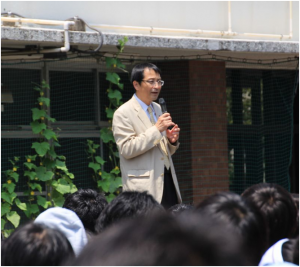 全校集会で話をする永田学長