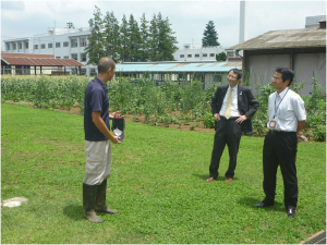 農場の説明を受ける永田学長
