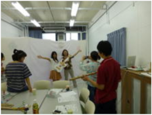 アクティビティのプレ実施を行う両校の生徒たち