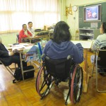 外国人研修留学生と歓談する生徒たち