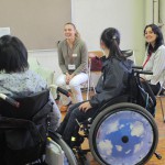 外国人研修留学生と歓談する生徒たち