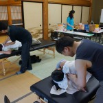 大船渡の仮設住宅に住む方々にマッサージをする様子