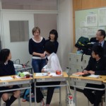 高等部の生徒と話す様子