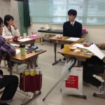 卒業生と懇談する生徒たち