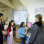 生徒たちの学校生活の様子を見学する石隈教育長