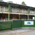 緑に囲まれたTISの校舎