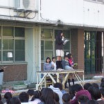 歓迎集会で挨拶するHwa Chong校の生徒