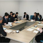 下山校長から同校の概要説明を受ける上野文部科学大臣政務官