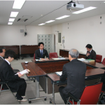 下山校長から同校の概要説明を受ける小泉議員