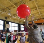 風船バレーを楽しむ様子