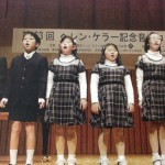 舞台上で歌う生徒たち