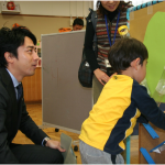 幼児と触れ合う小泉議員