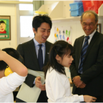 小学部でも児童に親しく話し掛けた