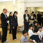 小学部１年生の教室で図工の授業を参観した