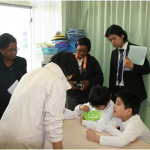 小学部ではバスボムを作る作業体験の様子を見学した。