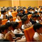 ジャズを鑑賞する子供たち