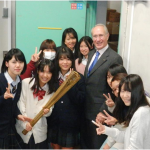 授業後ナヴァゼル氏を囲んで記念撮影する生徒たち