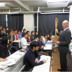 聖火リレーで使用したトーチを紹介するナヴァゼル氏