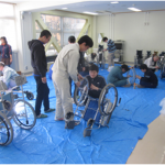 車いすを製作する様子