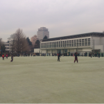 グランドで行われた高校の授業。ソフトボールを遠くに投げている様子。