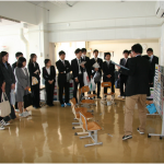 小学部の教室を見学する研修参加者たち