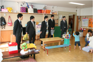 幼稚部の教室を見学する研修参加者たち