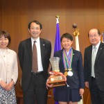 女子総合優勝を永田学長に報告する梶原さん