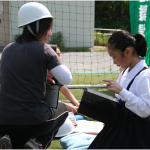 避難場所で保護者の迎えを待つ間、持参した絵本やタブレット端末が幼児児童の気持ちを落ち着かせるのに役立った【訓練】