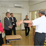 教室内を見学する様子（小学部）