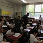 算数の授業を見学する様子